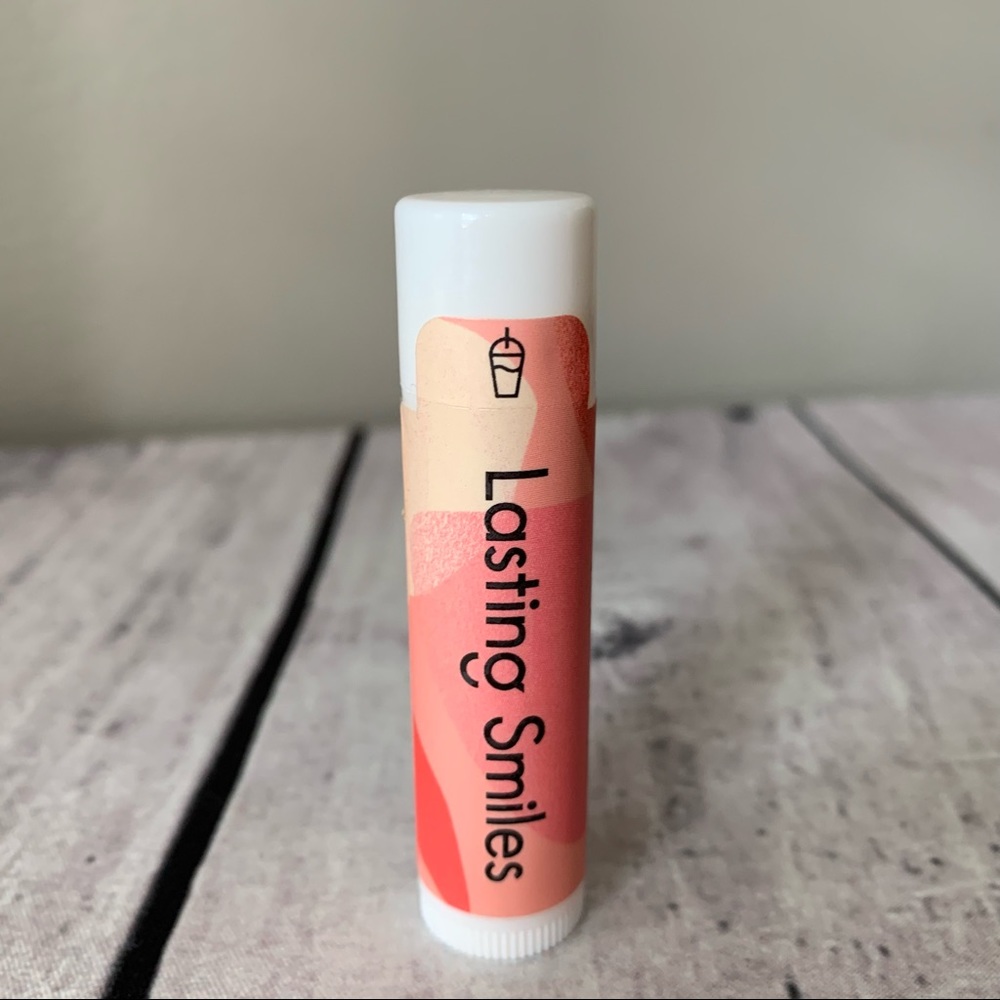 2/13$ 🌺 Lasting Smiles Organic Lip Balm ~ Strawberry CREME